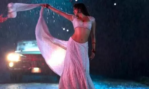 గుడ్‌ న్యూస్‌... జాన్వీ అందాలకు సెన్సార్‌ పడలేదు