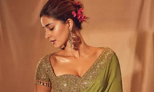 చీరకట్టులో కూడా హీట్ పెంచిన విజయ్ దేవరకొండ హీరోయిన్..లుక్స్ అదుర్స్!