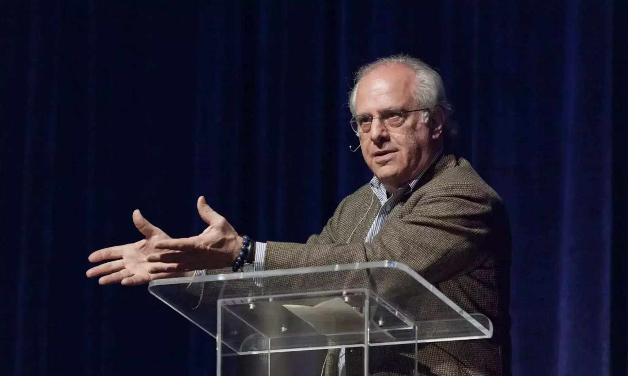 ఏనుగుతో ఎలుక ఢీ.. ట్రంప్ సుంకాలపై షాకింగ్ వ్యాఖ్యలు.. ఎవరంటే? ఏనుగుతో ఎలుక ఢీ.. ట్రంప్ సుంకాలపై షాకింగ్ వ్యాఖ్యలు.. ఎవరంటే?