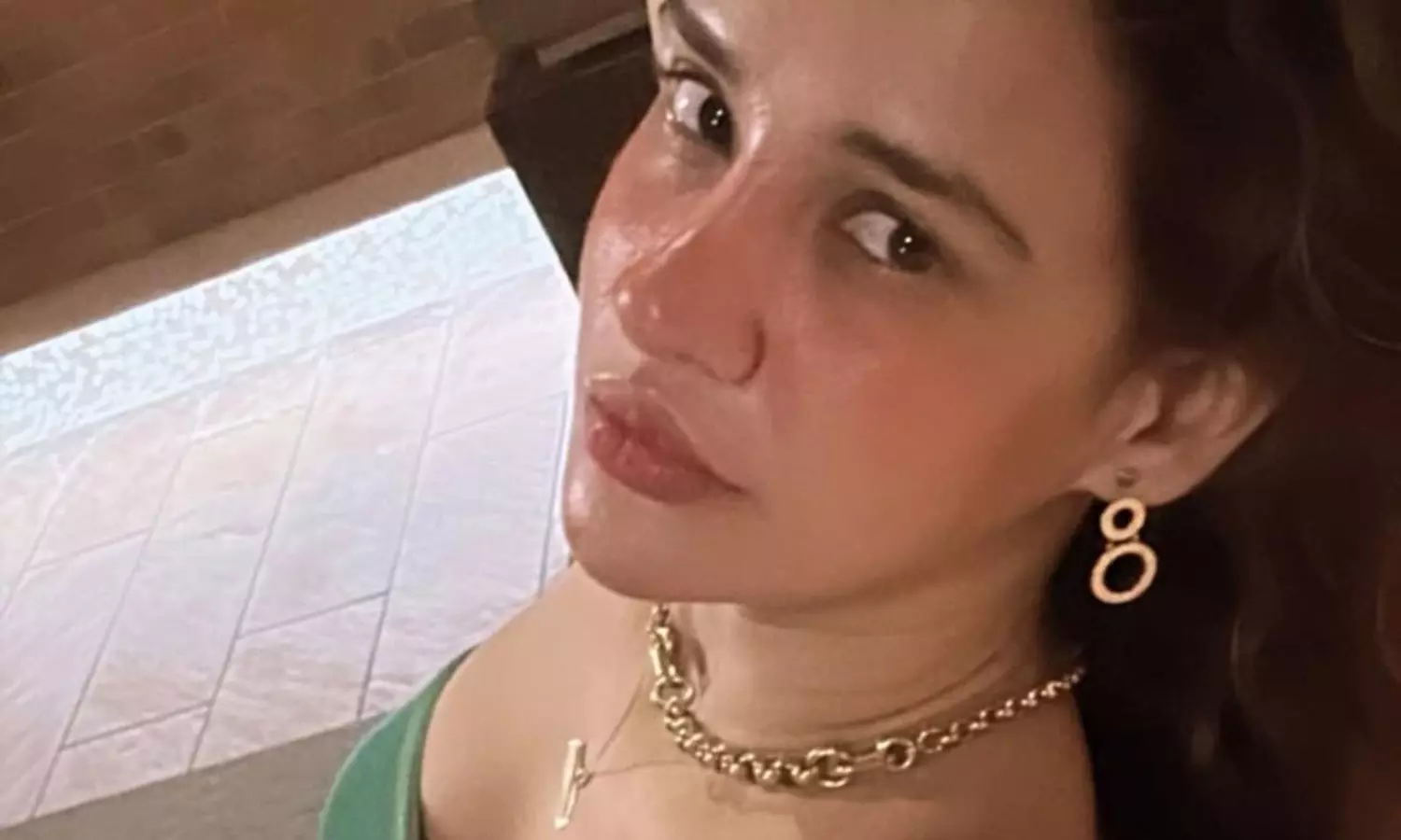 అయిషా శర్మ.. కవితలతో గ్లామర్ డోస్!