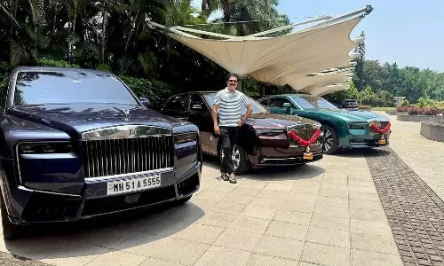 ఒకే రోజులో 27 కోట్లతో 3 రోల్స్ రాయిస్ కార్లు కొనుగోలు చేసిన వ్యాపారవేత్త