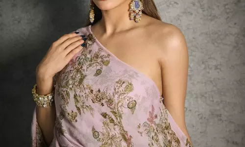 Janhvi Kapoor Shows How to Rock Florals Sarees Janhvi Kapoor Shows How to Rock Florals Sarees