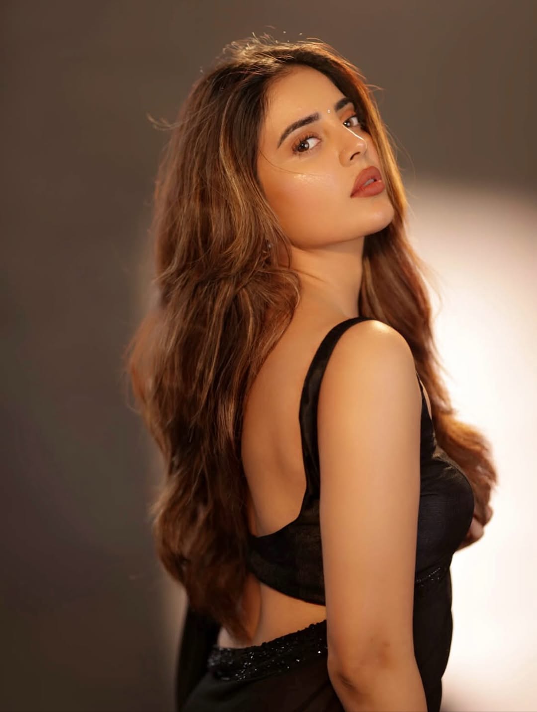 Kushita Kallapu Looks Fab In Black Saree