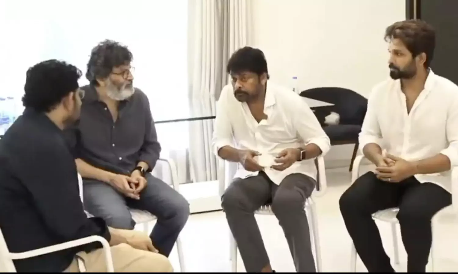 బన్నీ ఇంటికి త్రివిక్రమ్, బీవీఎస్ రవి.. అక్కడే చిరు కూడా.. బన్నీ ఇంటికి త్రివిక్రమ్, బీవీఎస్ రవి.. అక్కడే చిరు కూడా..