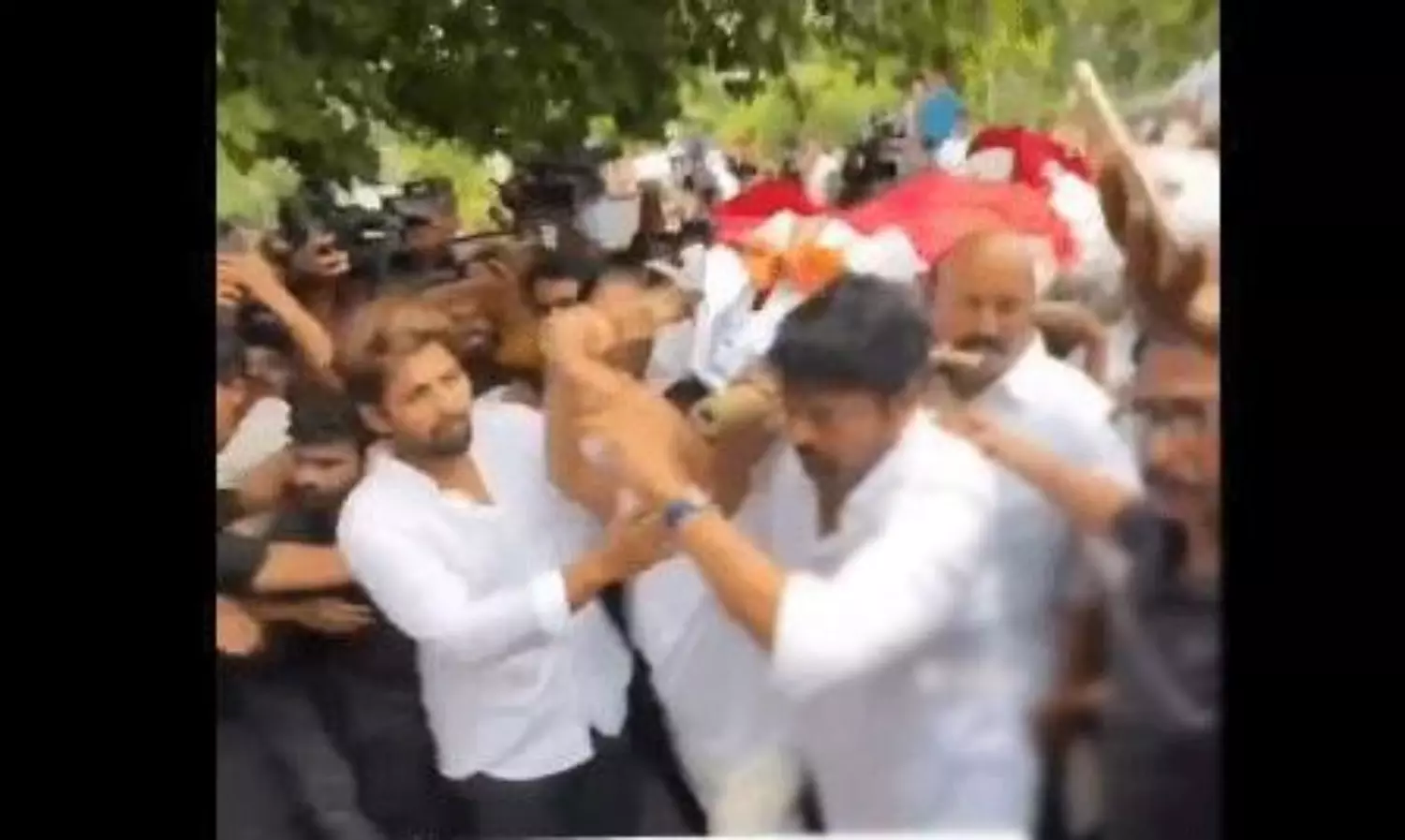 వీడియో: అల్లు కనకరత్నమ్మ అంత్యక్రియల్లో పాడే మోసిన హీరోలు