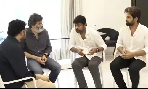 బన్నీ ఇంటికి త్రివిక్రమ్, బీవీఎస్ రవి.. అక్కడే చిరు కూడా..