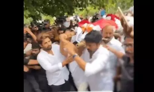 వీడియో: అల్లు కనకరత్నమ్మ అంత్యక్రియల్లో పాడే మోసిన హీరోలు