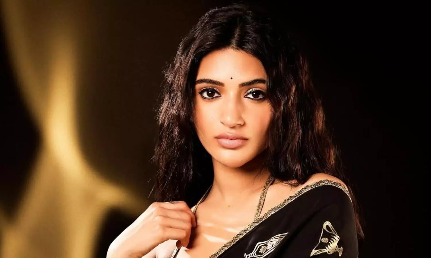 కాటుక కళ్ళతో కవ్విస్తున్న శ్రీలీల! కాటుక కళ్ళతో కవ్విస్తున్న శ్రీలీల!