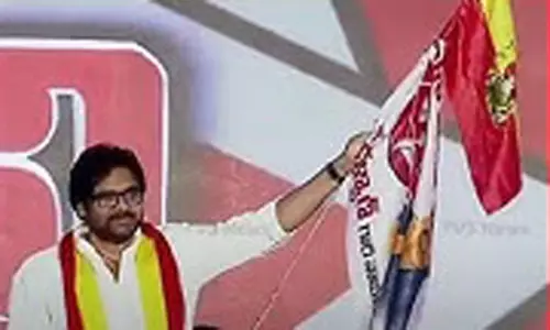 విజయ్ పార్టీ జెండాతో పవన్