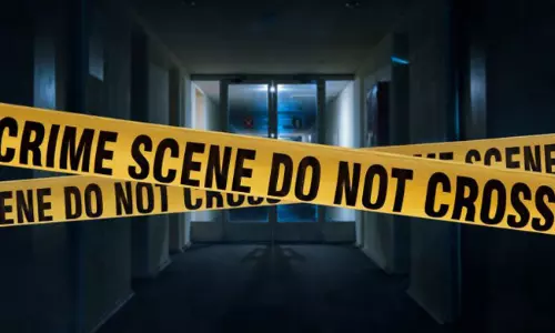 పిల్లల్లేరు.. ఆర్థిక సమస్యలతో కత్తులతో పొడుచుకున్న దంపతులు