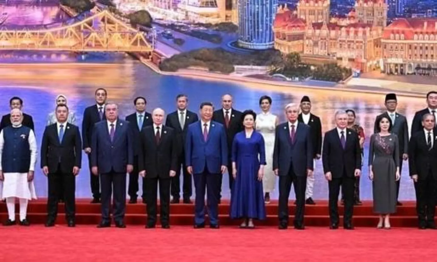 ఒకే ఫ్రేమ్‌లో భారత్-పాక్ ప్రధానులు.. సంకేతమా, సాధారణమా?