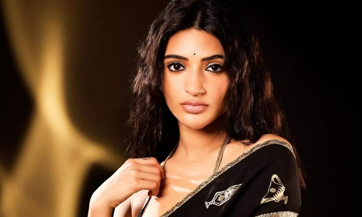 పిక్టాక్ : నల్ల చీర కట్టులో తెల్ల కలువ పిక్టాక్ : నల్ల చీర కట్టులో తెల్ల కలువ