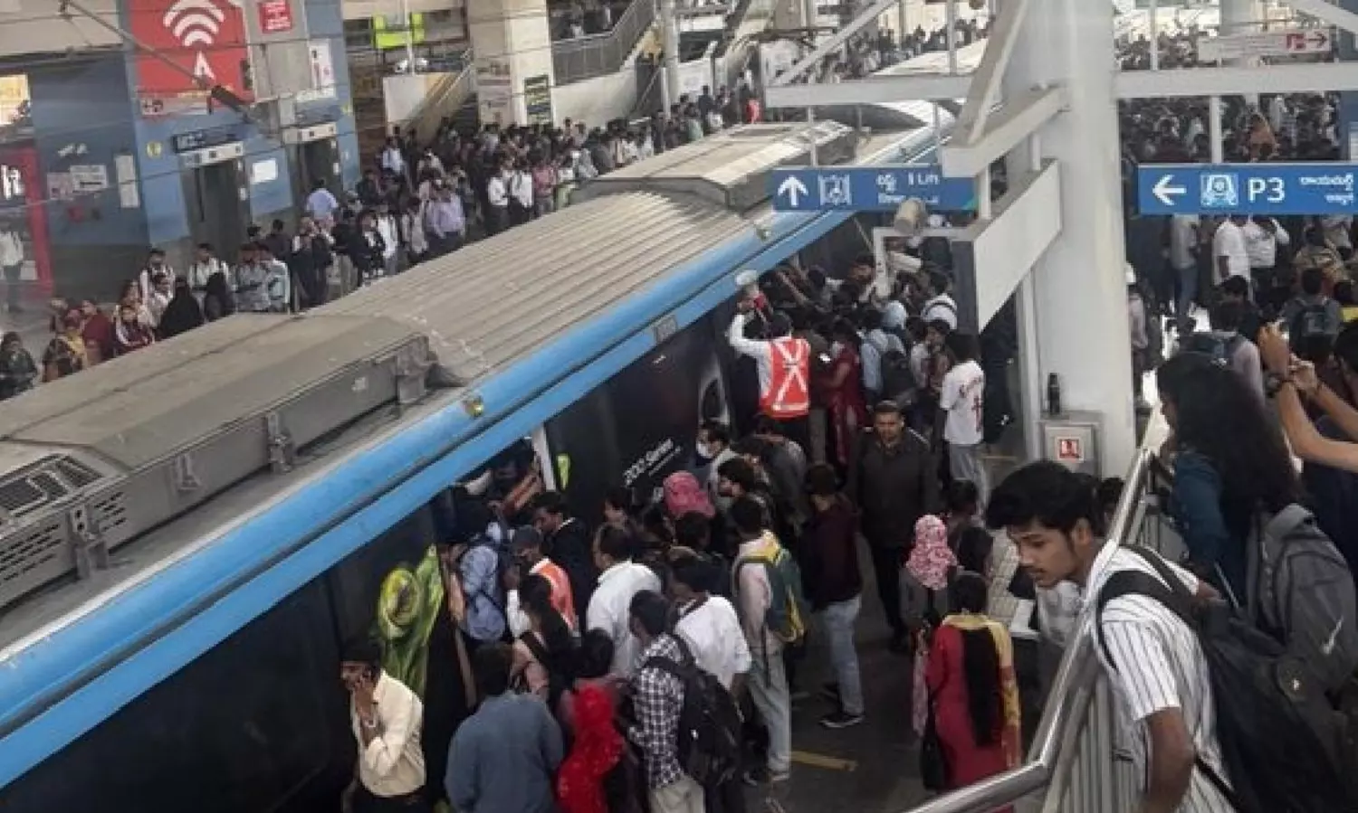 భారీ వర్షం వేళ ఇదేం దారుణం? హైదరాబాద్ మెట్రోపై నిప్పులు