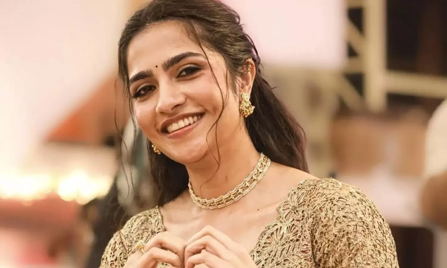 గోల్డెన్ కలర్ లెహంగాలో గ్లామర్ తో అలరించిన రుక్మిణి!