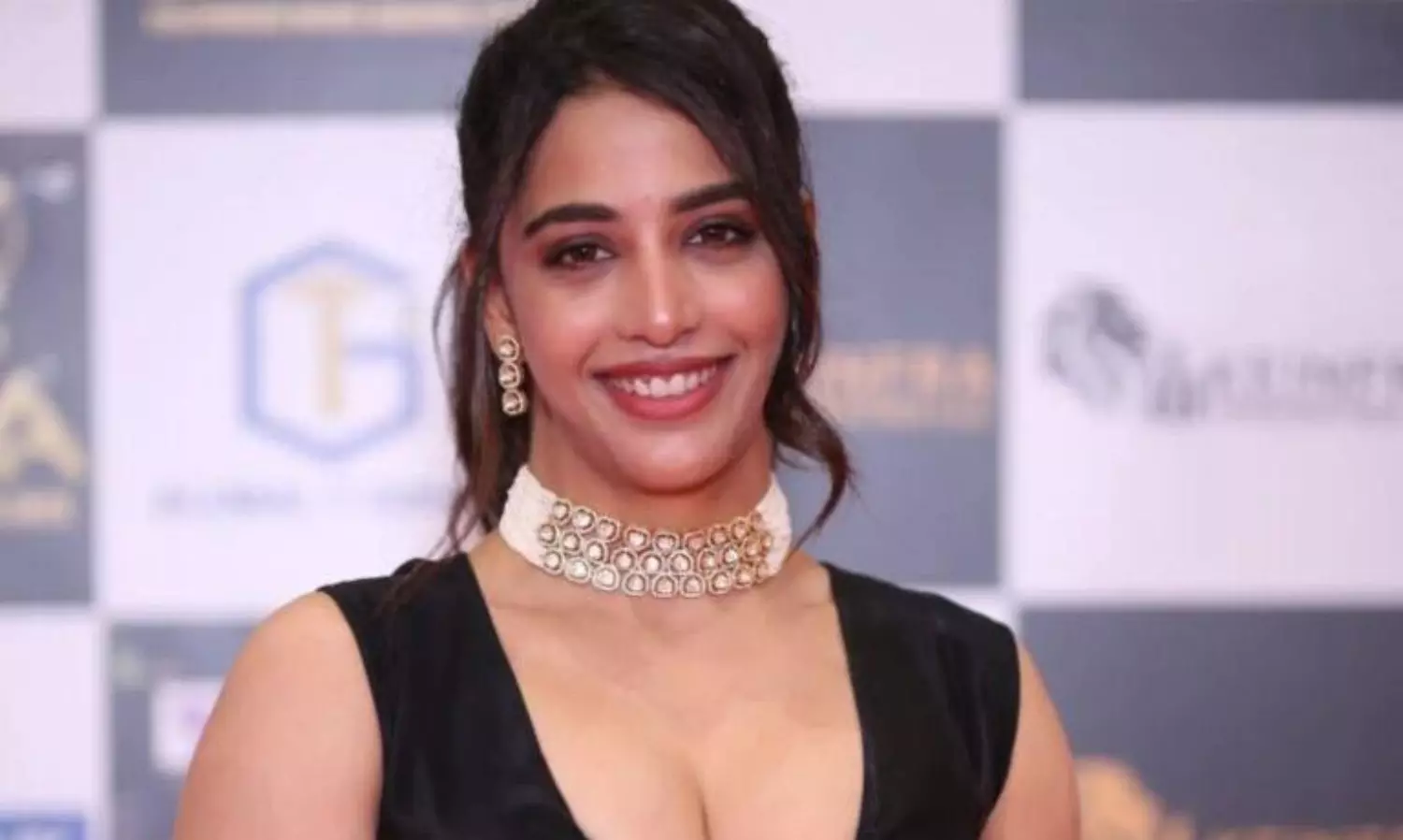 గామా -2025 వేడుకల్లో బ్లాక్ అవుట్ ఫిట్ లో గత్తర లేపిన దక్షా నాగర్కర్!