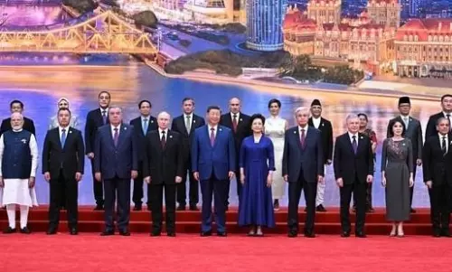 ఒకే ఫ్రేమ్లో భారత్-పాక్ ప్రధానులు.. సంకేతమా, సాధారణమా? ఒకే ఫ్రేమ్లో భారత్-పాక్ ప్రధానులు.. సంకేతమా, సాధారణమా?