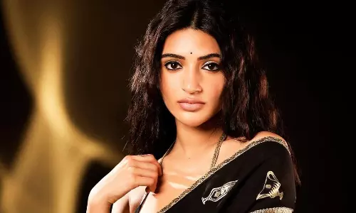 పిక్‌టాక్ : నల్ల చీర కట్టులో తెల్ల కలువ