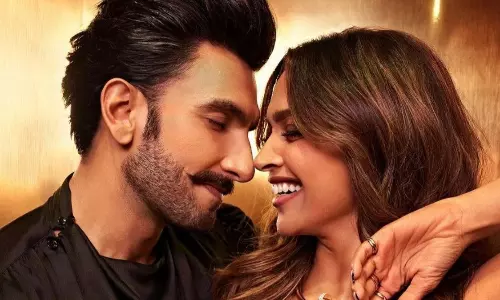 హీరోయిన్‌కి సినిమా స్టైల్‌లో లవ్‌ ప్రపోజల్‌..!