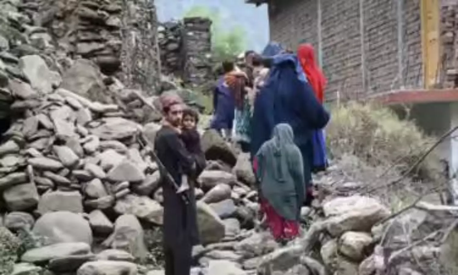 కొండచరియలు విరిగిపడి 1000 మందికి పైగా మృతి..అక్కడ పరిస్థితి ఎలా ఉందంటే?