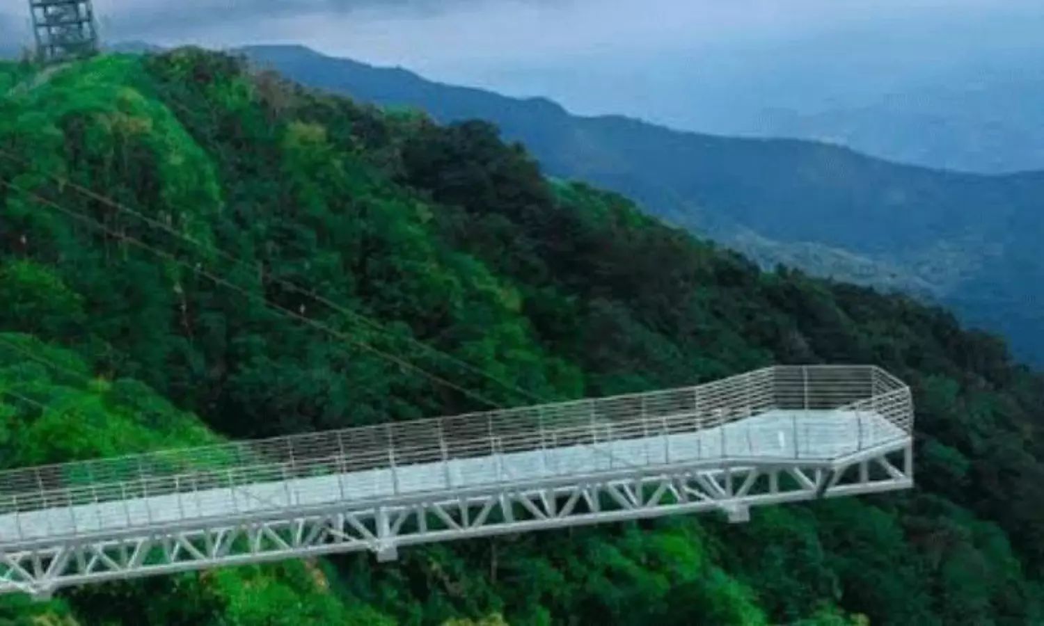 దేశంలోనే అతిపెద్ద అద్దాల వంతెన.. ఎక్కడో తెలుసా?