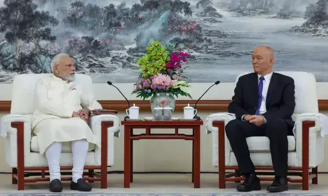 చైనా అధ్యక్షుడి రైట్ హ్యాండ్ తో మోదీ భేటి.. ఏంటీ కథ