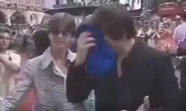 ఇంటర్వ్యూ కోసం వస్తే ముఖంపై పిష్ కొడతావా? స్టార్ హీరో ఫైరింగ్! ఇంటర్వ్యూ కోసం వస్తే ముఖంపై పిష్ కొడతావా? స్టార్ హీరో ఫైరింగ్!