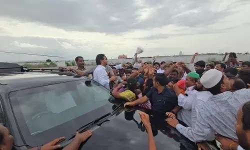 తండ్రి వర్థంతి వేళ పులివెందులకు వచ్చి పాసులు జారీ చేసుడేంది జగన్?