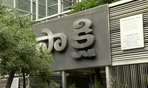 విజయవాడ సాక్షి ప్రధాన కార్యాలయంలో అర్ధరాత్రి పోలీసుల సోదాలు