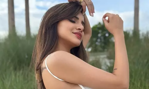 పిక్‌టాక్‌ : పవన్‌ బర్త్‌డే స్పెషల్‌గా అషు షో..!