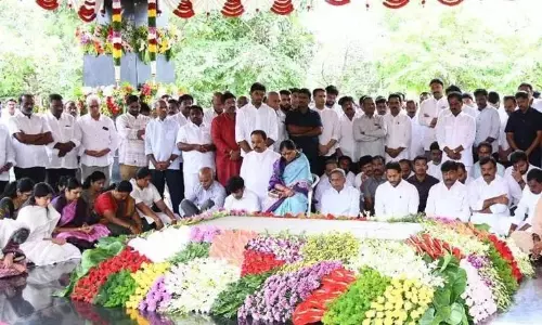 “మిస్సింగ్ యూ మచ్” తండ్రికి జగన్ నివాళి