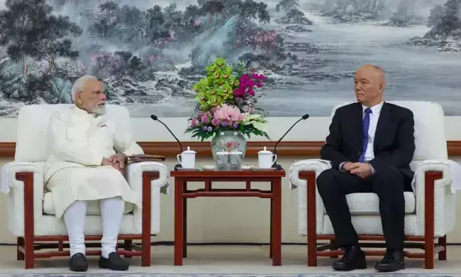 చైనా అధ్యక్షుడి రైట్ హ్యాండ్ తో మోదీ భేటి.. ఏంటీ కథ