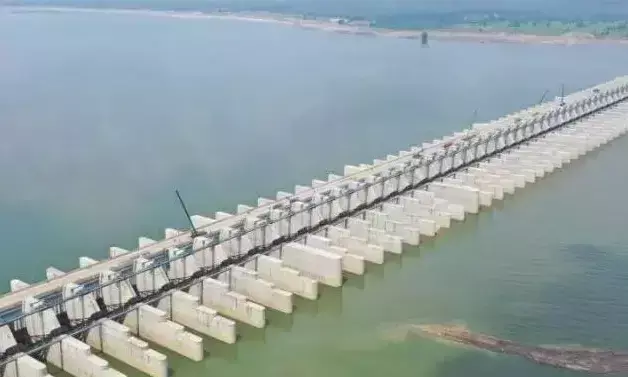 కాళేశ్వరం ఎఫెక్ట్: సర్కారు ముందున్న ఆప్షనేంటి? కాళేశ్వరం ఎఫెక్ట్: సర్కారు ముందున్న ఆప్షనేంటి?