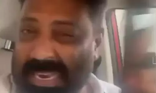 చెప్పుతో ఎందుకు కొట్టుకున్నానంటే? : బార్బరిక్ దర్శకుడు