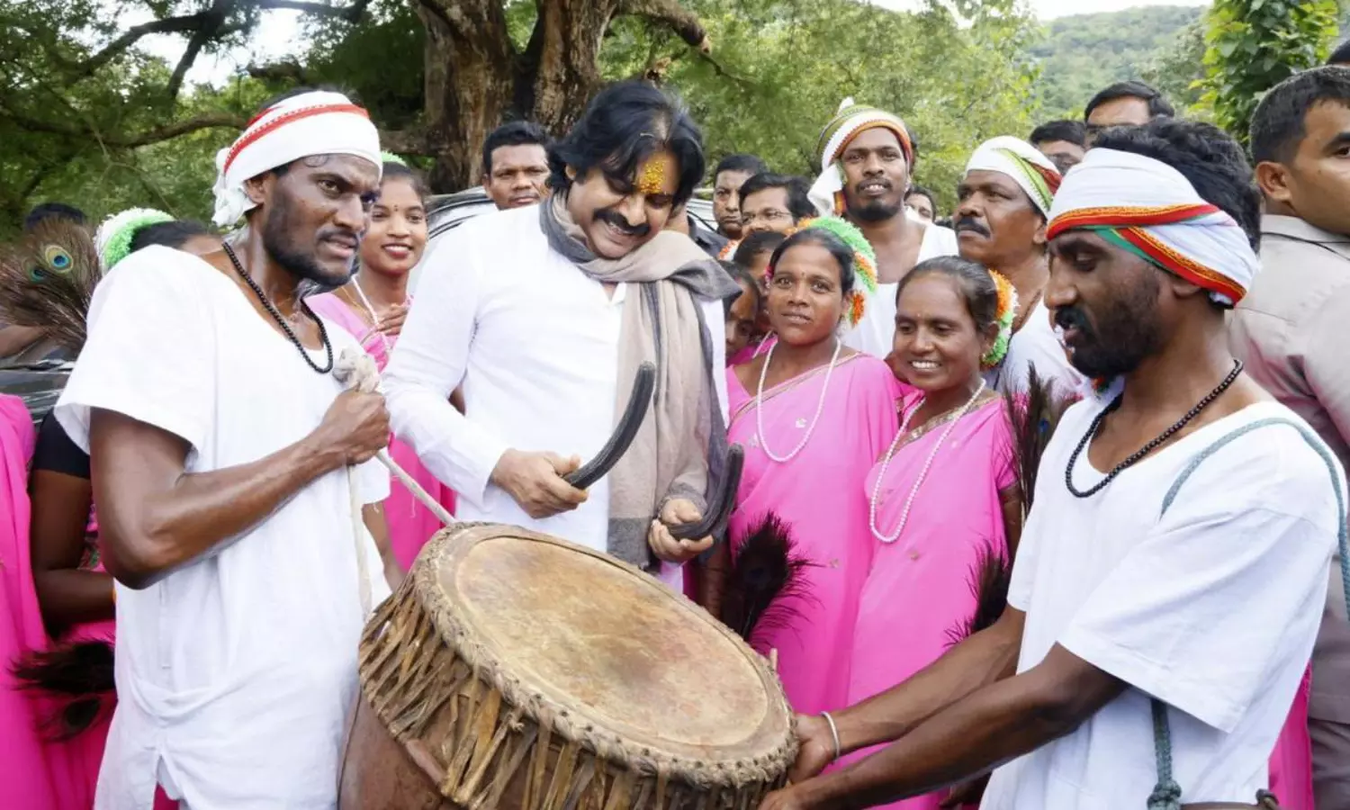 ఆదివాసీలతో ఆడి పాడనున్న పవన్ ఆదివాసీలతో ఆడి పాడనున్న పవన్