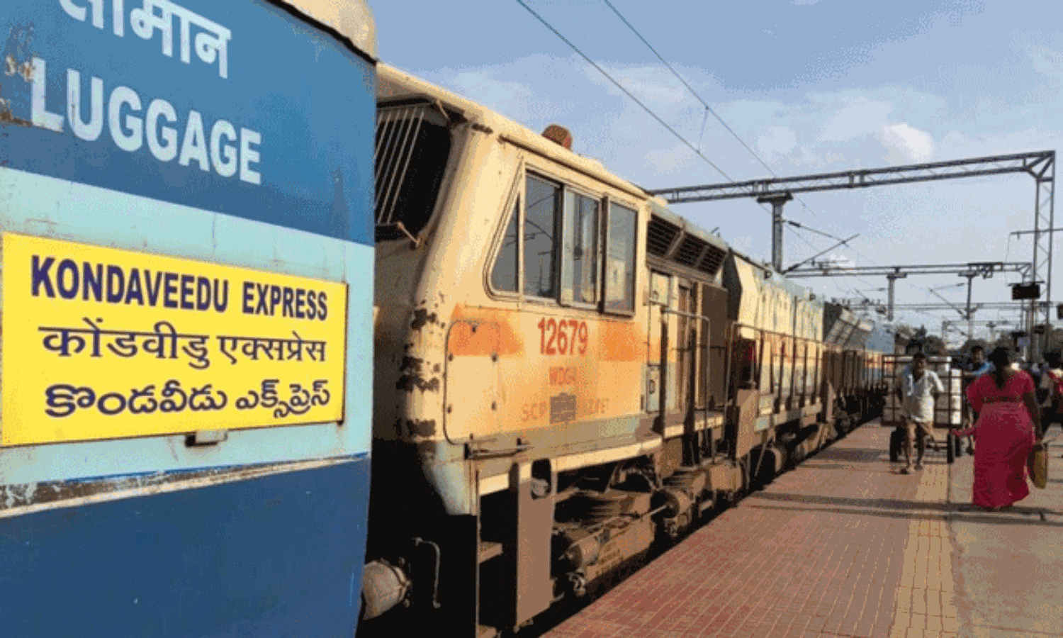 జారి పడిన ప్రయాణికుడి కోసం వెనక్కి వెళ్లిన రైలు.. ఎక్కడంటే?