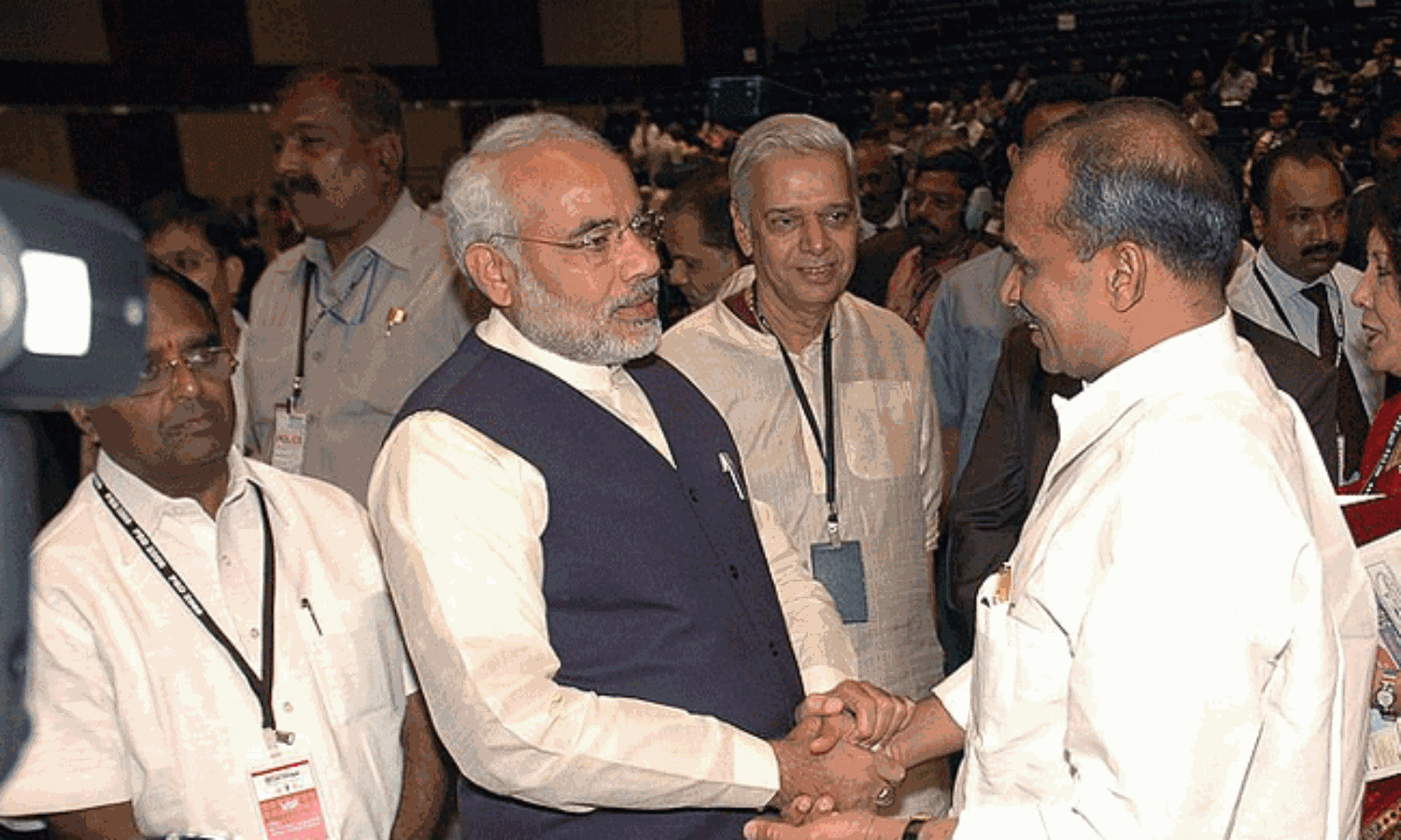 వైఎస్సార్ దగ్గరకు వచ్చి పరిచయం చేసుకున్న మోడీ !