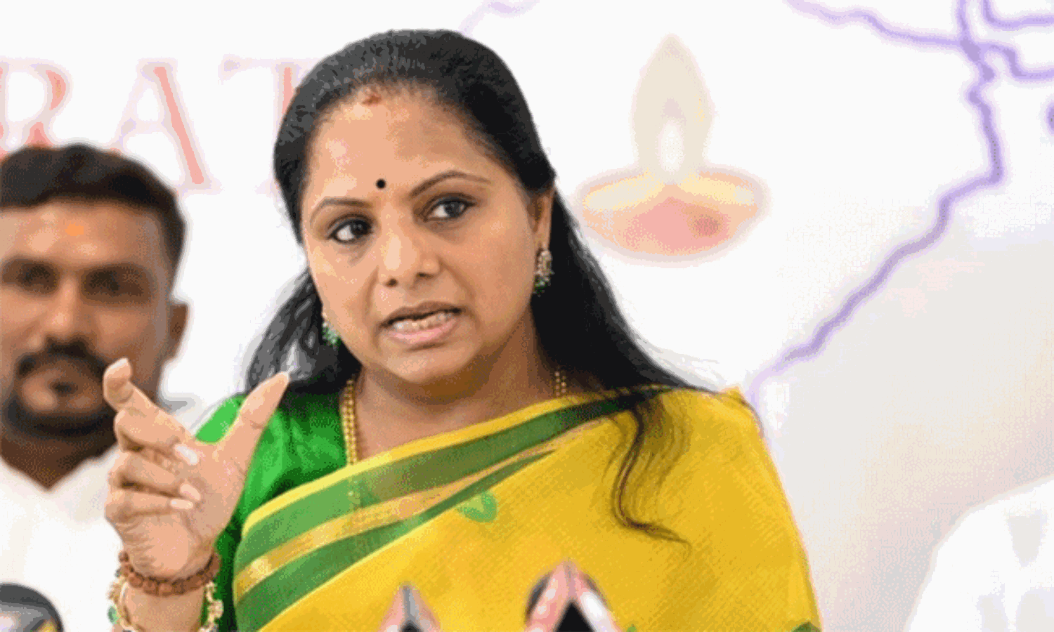 అయినా ఆ ఇద్దరి పైనే కవిత గురి.. ఏమై ఉంటుంది?