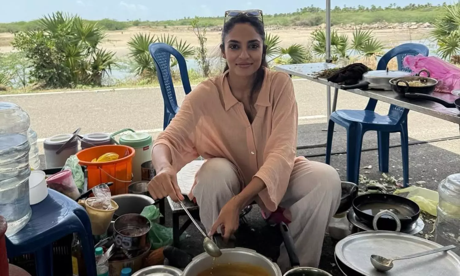 ఆన్ లొకేషన్ శోభిత వంట.. రుచి చూస్తానన్న చైతూ ఆన్ లొకేషన్ శోభిత వంట.. రుచి చూస్తానన్న చైతూ