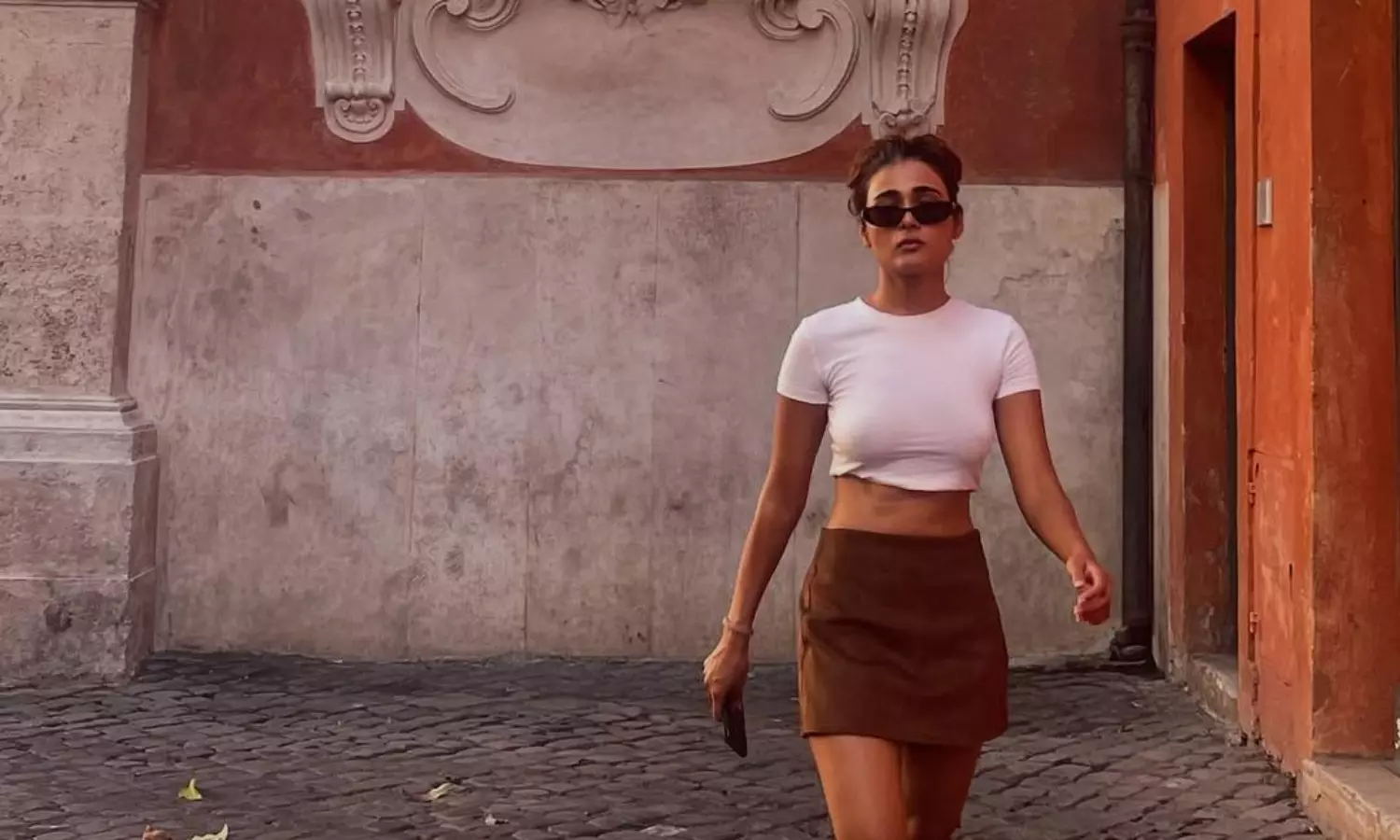 విదేశీ వీధుల్లో అందాలు ఆరబోస్తున్న అర్జున్ రెడ్డి బ్యూటీ!