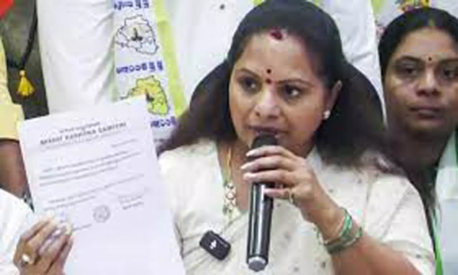 కేసీఆర్ విత్ తెలంగాణా ట్యాగ్ తోనే కవిత !