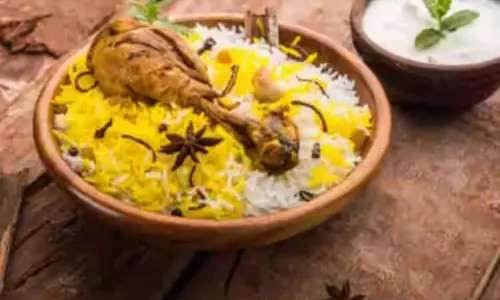 గణేశ్ మండపం వద్ద చికెన్ బిర్యానీ వంటలు