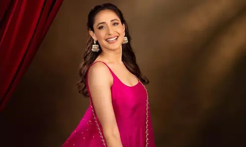 పింక్ అవుట్ ఫిట్ లో మెస్మరైజ్ చేస్తున్న బాలయ్య బ్యూటీ!