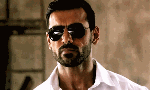 పోలీస్ బాసులంతా కండ‌ల హీరో చుట్టూనే!