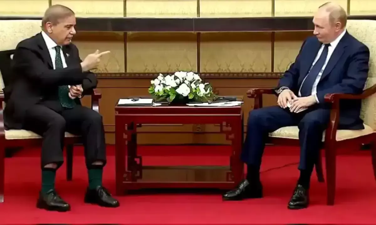 షరీఫ్ బ్రో ఇలా పెట్టుకోవాలి.. పుతిన్‌ ముందు  పాక్ ప్రధాని  మరోసారి కామెడీ షో