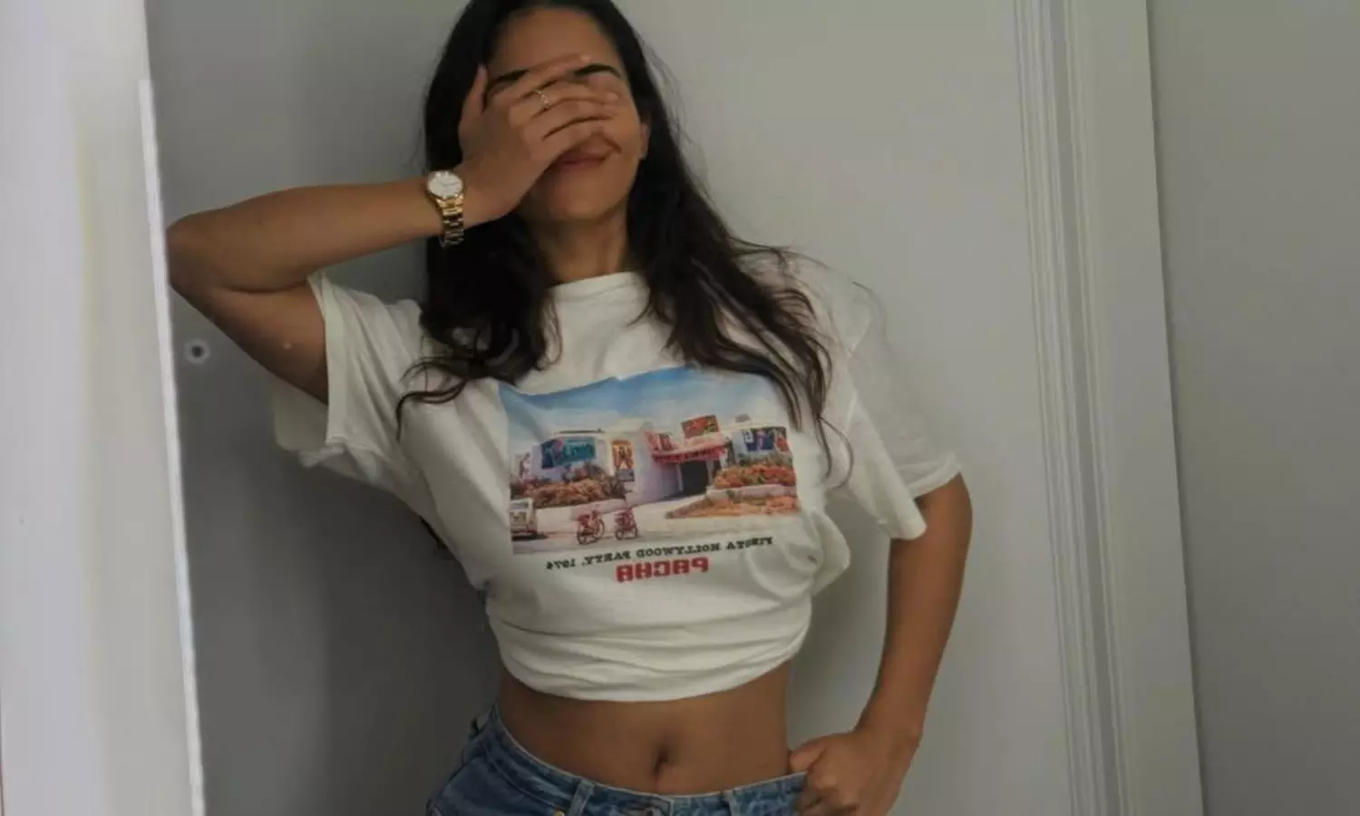 నాభి అందాలతో చెమటలు పట్టిస్తున్న రుహానీ శర్మ.. నాభి అందాలతో చెమటలు పట్టిస్తున్న రుహానీ శర్మ..