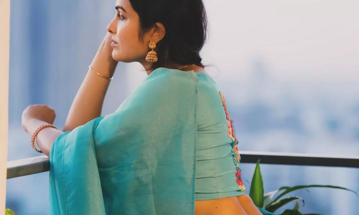 చీరకట్టులో నడుము అందాలతో గిలిగింతలు పెడుతున్న దివి!