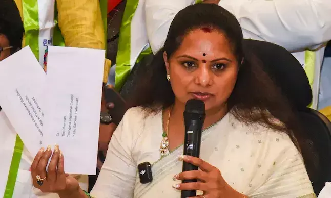 కవిత రాజకీయ ప్రయాణంలో కొత్త మలుపు... షర్మిలను అనుసరిస్తున్నదా?