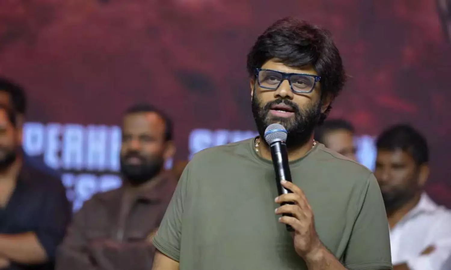 తన మీద తనే కౌంటర్ వేసుకున్నాడు తన మీద తనే కౌంటర్ వేసుకున్నాడు