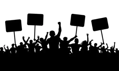 పార్టీలను మింగేస్తున్న కుటుంబాలు