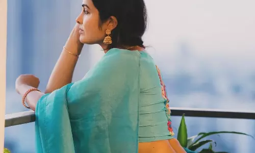 చీరకట్టులో నడుము అందాలతో గిలిగింతలు పెడుతున్న దివి!